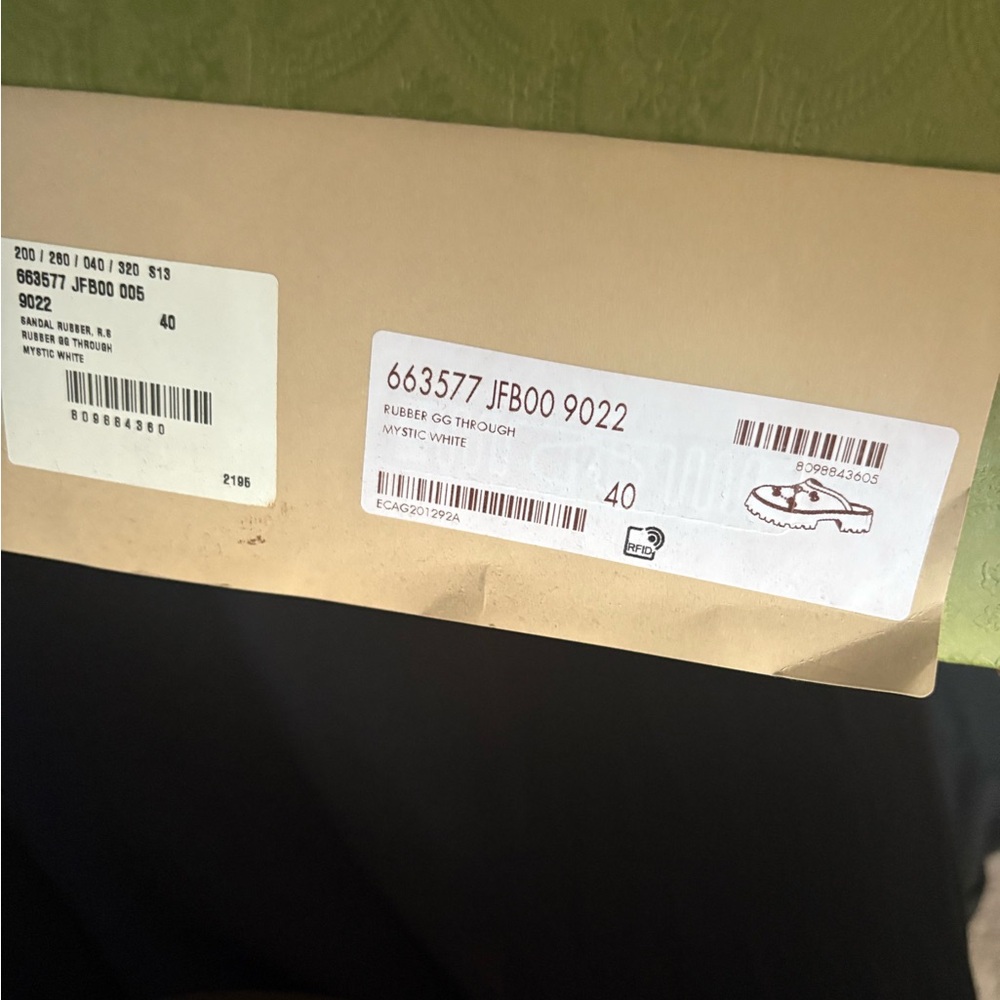 Gucci Beige and White Packaging - Picture 2 of 8